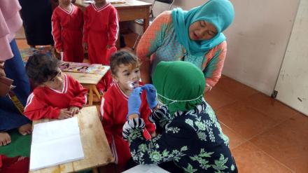 Ajarkan Pentingnya Gosok Gigi di Taman Posyandu Krajan
